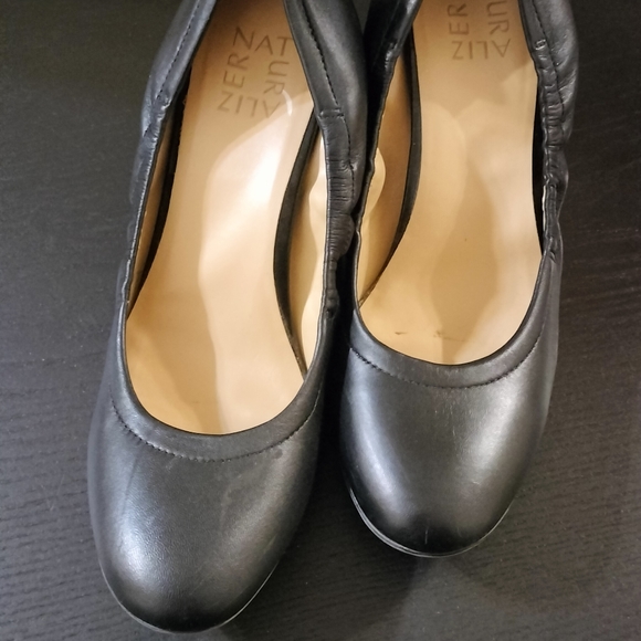 Natralizer Black heels Size 9M - Picture 3 of 5